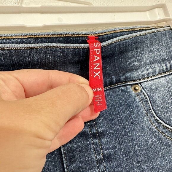 Spanx Jeggings Women’s Medium Distressed Raw Hem Pull On Skinny Leg Blue Jeans - Picture 3 of 11